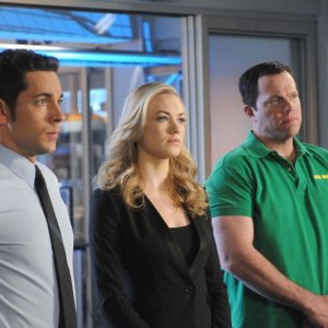 Zachary Levi, Yvonne Strahovski e Adam Baldwin nell'episodio Chuck Versus the Family Volkoff