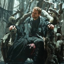 Zod (Callum Blue) sul suo trono nell'episodio Dominion di Smallville