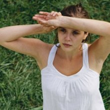 Elizabeth Olsen in una scena del film Martha Marcy May Marlene