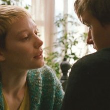 Henry Hopper (di spalle) e Mia Wasikowska in una scena di Restless