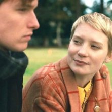 Henry Hopper e Mia Wasikowska in una scena di Restless