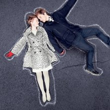 Mia Wasikowska accanto ad Henry Hopper in una immagine promo del film Restless