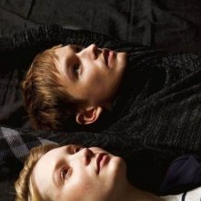 Mia Wasikowska accanto ad Henry Hopper in una sequenza del film Restless