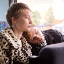 Mia Wasikowska Accanto Ad Henry Hopper In Una Sequenza Del Film Restless Di Van Sant 201765