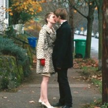 Mia Wasikowska con Henry Hopper in una sequenza del film Restless (2011)