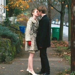 Mia Wasikowska con Henry Hopper in una sequenza del film Restless (2011)