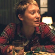 Mia Wasikowska in una sequenza del film Restless