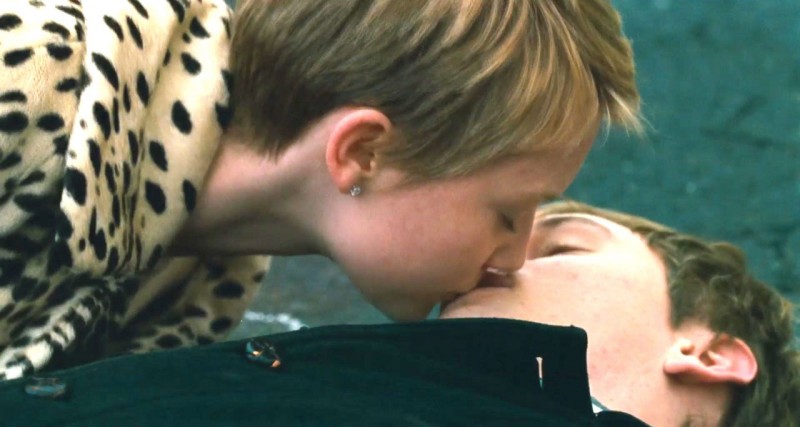 Un Bacio Tra Henry Hopper E Mia Wasikowska In Una Sequenza Del Film Restless 201758