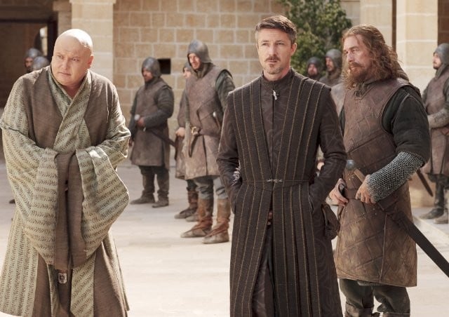 Aidan Gillen e Conleth Hill nell'episodio Lord Snow di Game of Thrones