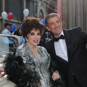 Gina Lollobrigida accanto ad Ezio Greggio sul set di Box Office 3D - il film dei film