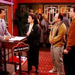 James Hong,Jerry Seinfeld, Julia Louis-Dreyfus e Jason Alexander in una scena dell'episodio The Chinese Restaurant di Seinfeld