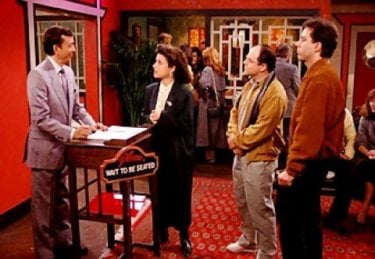 James Hong,Jerry Seinfeld, Julia Louis-Dreyfus e Jason Alexander in una scena dell'episodio The Chinese Restaurant di Seinfeld