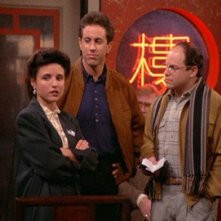 Jerry Seinfeld, Julia Louis-Dreyfus e Jason Alexander in una scena dell'episodio The Chinese Restaurant di Seinfeld