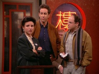 Jerry Seinfeld, Julia Louis-Dreyfus e Jason Alexander in una scena dell'episodio The Chinese Restaurant di Seinfeld