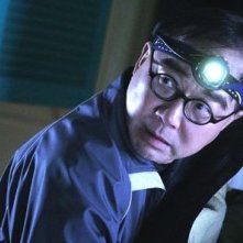 Michael Hui in una scena di Rob-B-Hood