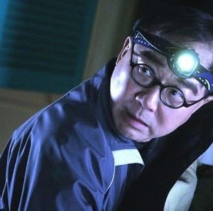 Michael Hui in una scena di Rob-B-Hood