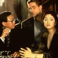 Michael Hui, Jeremy Irons e Gong Li in una scena di Chienese Box