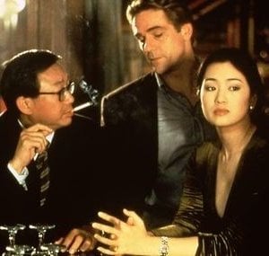 Michael Hui, Jeremy Irons e Gong Li in una scena di Chienese Box