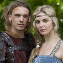 Tamsin Egerton e Jamie Campbell Bower in una scena di Camelot