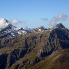 Un'immagine delle cime alpine dal film La misura del confine