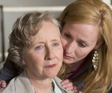 Gemma Jones e Genevieve O'Reilly in una scena di Forget Me Not