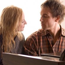 Genevieve O'Reilly e Tobias Menzies in una scena del film Forget Me Not