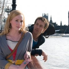 Genevieve O'Reilly e Tobias Menzies nel film Forget Me Not
