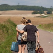 Pauline Lefevre e Nicolas Giraud di spalle nel film Voir la mer