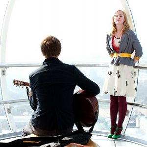 Tobias Menzies e Genevieve O'Reilly, in un momento tenero del film Forget Me Not