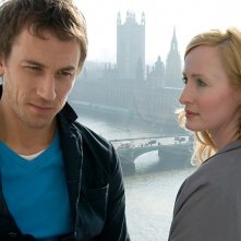 Tobias Menzies e Genevieve O'Reilly in una immagine del film Forget Me Not