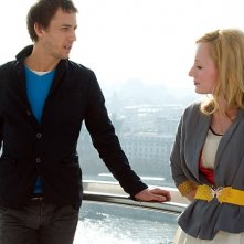 Tobias Menzies e Genevieve O'Reilly nel film Forget Me Not