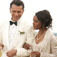 Brian Stokes Mitchell con Angela Bassett in una scena del film Jumping the Broom