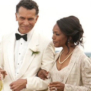 Brian Stokes Mitchell con Angela Bassett in una scena del film Jumping the Broom