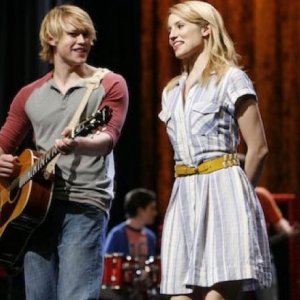 Chord Overstreet e Dianna Agron in una scena dell'episodio Rumours della seconda stagione di Glee