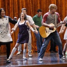 Il cast di Glee in scena nell'episodio Rumours della seconda stagione di Glee