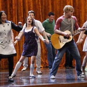 Il cast di Glee in scena nell'episodio Rumours della seconda stagione di Glee