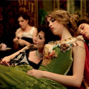 Immagini dal gusto pittorico per raccontare la sensualità e la decadenza di un film come L'apollonide (Souvenirs de la maison close)