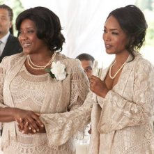 Loretta Devine e Angela Bassett in una scena del film Jumping the Broom
