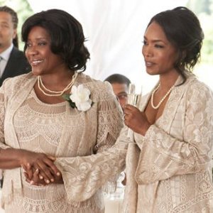 Loretta Devine e Angela Bassett in una scena del film Jumping the Broom