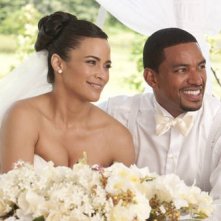 Paula Patton e Laz Alonso nel film Jumping the Broom