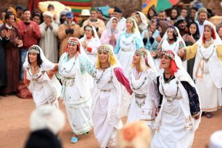 Una colorata scena di La source des femmes