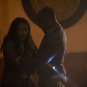 Camille (Ming-Na) e il Sergente Greer (Jamil Walker Smith) in una scena dell'episodio Alliances di Stargate Universe
