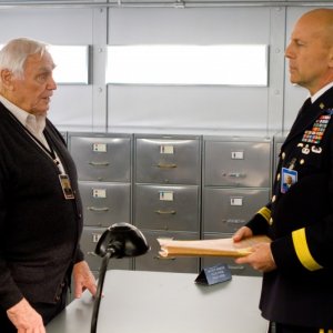 Bruce Willis e Ernest Borgnine in una scena del film Red