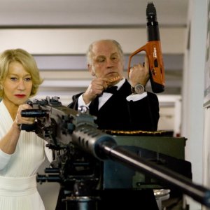 Bruce Willis ed Helen Mirren in una scena del film Red