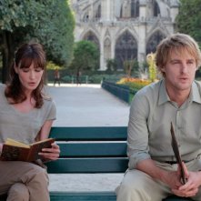 Carla Bruni e Owen Wilson in una scena di Midnight in Paris