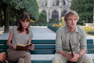 Carla Bruni e Owen Wilson in una scena di Midnight in Paris