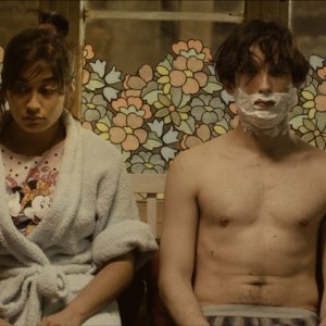 Diego Noguera accanto a Nathalia Galgani in una scena del film Bonsái di C. Jiménez (2011)