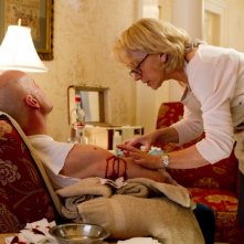 Helen Mirren e Bruce Willis in una scena del film Red