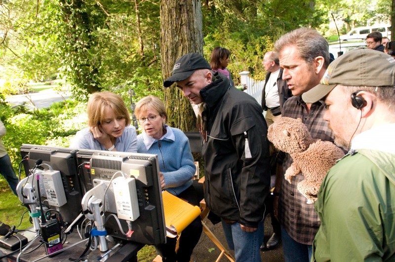 Jodie Foster Con Mel Gibson Sul Set Del Film The Beaver 202519