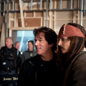 Johnny Depp econ il regista Rob Marshall sul set di Pirati dei Caraibi: Oltre i confini del mare